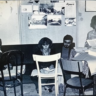 Nella foto del 1979, scattata nella prima sede de 'Il Paese' in piazza Bergamasco durante l’etichettatura indirizzi (manuale) del giornale, si riconoscono da sinistra Cesare Mozzone, Daniela Pellerino, Cesare Giudice e Giorgio Aimassi