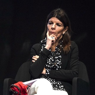 La dottoressa Laura Deodato, nuovo &quot;aggiunto&quot; presso la Procura della Repubblica di Asti al fianco del procuratore capo Biagio Mazzeo, nel corso di un incontro con le scuole sulla violenza di genere al Teatro Sociale di Alba (foto Barbara Guazzone)