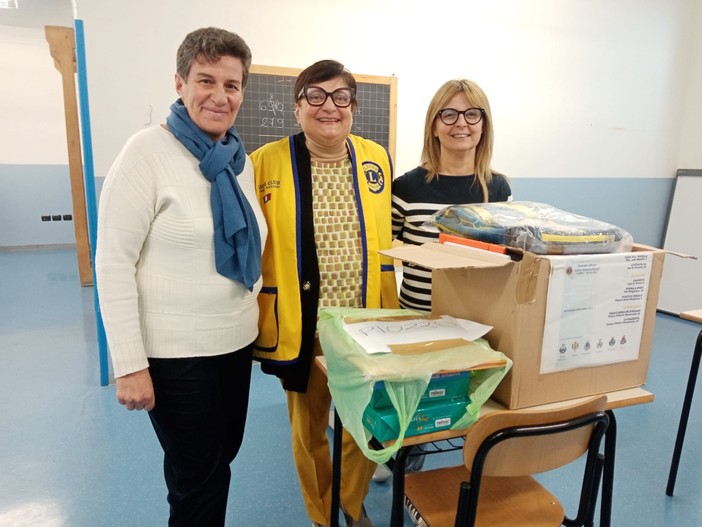 Piozzo, materiale di cartoleria donato alle scuole grazie alla raccolta promossa dal Lions Club Carrù-Dogliani