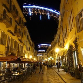 Luminarie natalizie accese a Bra