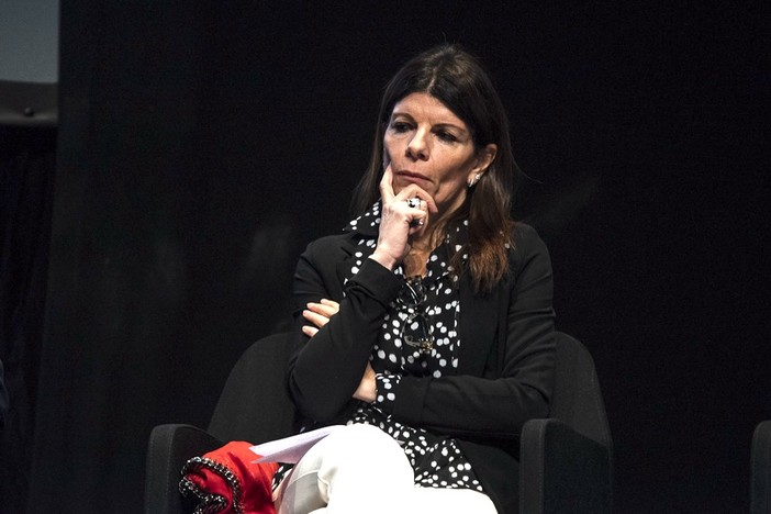 La dottoressa Laura Deodato, nuovo &quot;aggiunto&quot; presso la Procura della Repubblica di Asti al fianco del procuratore capo Biagio Mazzeo, nel corso di un incontro con le scuole sulla violenza di genere al Teatro Sociale di Alba (foto Barbara Guazzone)