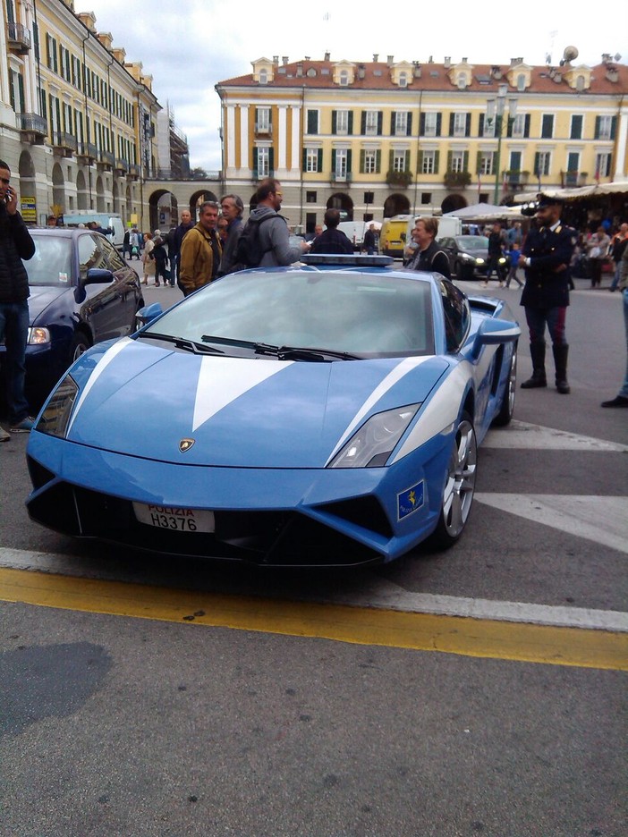 Oltre al Pullman sarà presente anche la “Lamborghini Huracan”, potente mezzo della Polizia di Stato