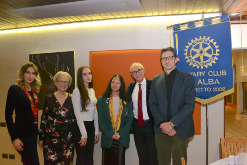 Da sinistra Marella Ruata (Presidente del Rotaract Alba Langhe Roero), Piera Arata (Vicepresidente del Rotary Club Alba), Francesca Conte, Annah Joi Daniels, Remo Gattiglia (Past Governor Rotary Distretto 2032) e Marcello Conte. Foto di Lucia Ernè.  Nella foto in basso (Ph. Lucia Ernè), da sinistra Giovanni Bergui, Gianni Bonino, Aldo Sartore, Luca Ruata, Remo Gattiglia (Past Governor Rotary Distretto 2032), Roberto Reggio e Piera Arata (Vicepresidente del Rotary Club Alba)