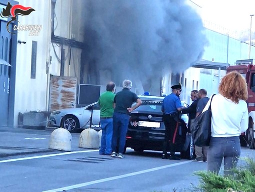 Il magazzino andato a fuoco a Monticello d'Alba