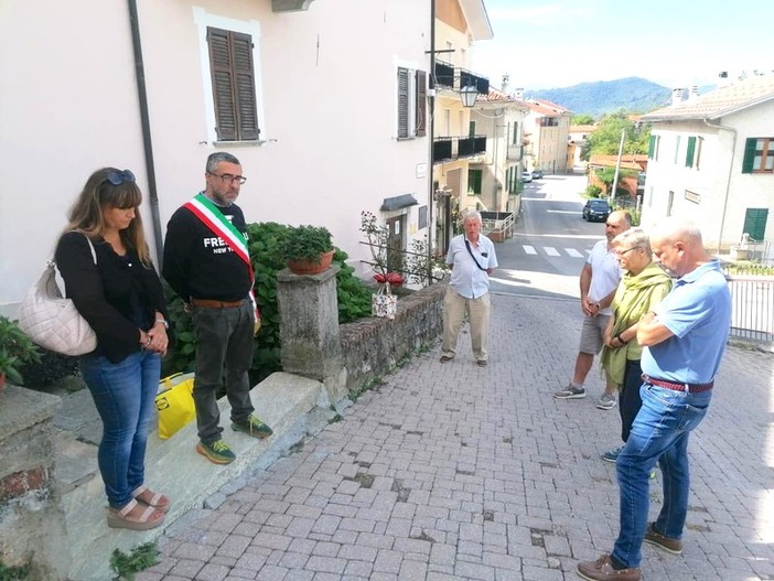 Cerimonia semplice e sentita, quella organizzata oggi nel piccolo centro del Monregalese, in contemporanea alla celebrazione del rito funebre svoltosi in Olanda