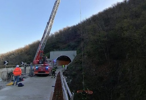 I soccorsi all'operaio precipitato da un viadotto nei pressi di Altare