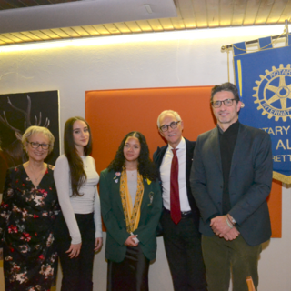 Da sinistra Marella Ruata (Presidente del Rotaract Alba Langhe Roero), Piera Arata (Vicepresidente del Rotary Club Alba), Francesca Conte, Annah Joi Daniels, Remo Gattiglia (Past Governor Rotary Distretto 2032) e Marcello Conte. Foto di Lucia Ernè.  Nella foto in basso (Ph. Lucia Ernè), da sinistra Giovanni Bergui, Gianni Bonino, Aldo Sartore, Luca Ruata, Remo Gattiglia (Past Governor Rotary Distretto 2032), Roberto Reggio e Piera Arata (Vicepresidente del Rotary Club Alba)