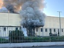 La colonna di fumo sollevatasi dal capannone lungo la Statale 231 (foto di Enrico Pardi)