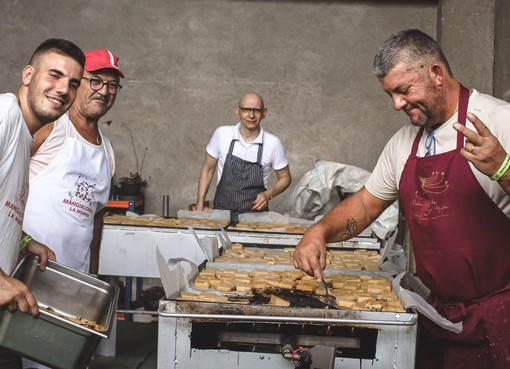 Una foto dal profilo Facebook della Mangialonga, passeggiata enogastronomica a La Morra