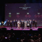 Enrico Crippa, primo da destra, tra i premiati con tre stelle Michelin