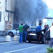 I carabinieri sul luogo dell'incendio