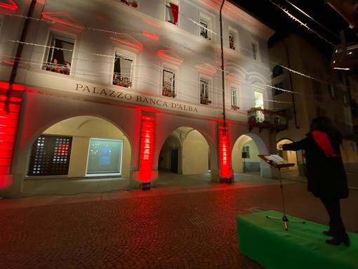 Il dibattito si svolge nella Sala Conferenza della Banca d'Alba