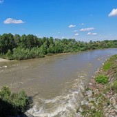 Un fiume Tanaro un po' più in salute quello di inizio maggio, dopo le precipitazioni del ponte per la Festa del Lavoro