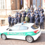 L'organico della Polizia Locale di fronte al Comune