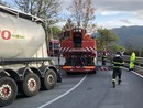 Pornassio, Tir bloccato fra i tornanti della Statale 28: servono i vigili del fuoco per liberare la strada [FOTO]