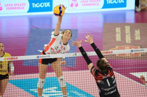 Alexandra Gryka, premiata MVP del match, in azione contro la Honda Olivero Cuneo