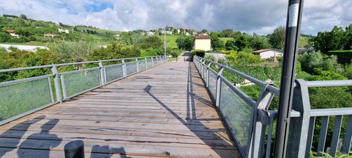 Il ponte di legno sul torrente Cherasca sarà aperto alle auto solo per i residenti