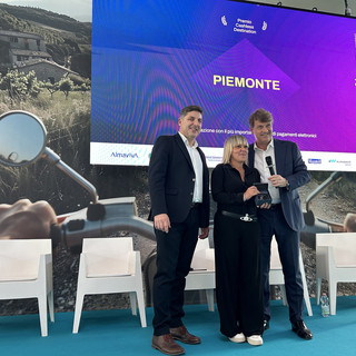 In foto il premio al Piemonte consegnato all'assessora regionale al Turismo Marina Chiarelli