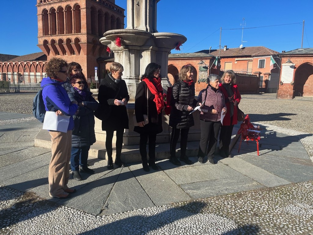 Lancio dei palloncini rossi alla panchina di Piazza Dalmazia per la  Giornata internazionale contro la violenza sulle donne