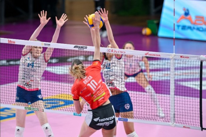 Ana Bjelica, opposto della Honda Olivero Cuneo, in azione nel match contro Talmassons (foto di Danilo Ninotto)