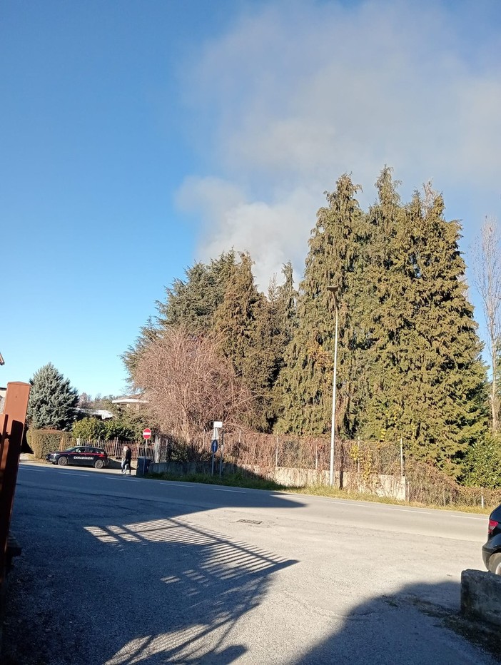 Visibile anche a centinaia di metri di distanza la colonna di fumo alzatasi dall'edificio