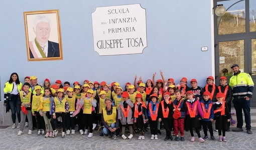 I bambini che hanno partecipato all'iniziativa &quot;Puliamo il mondo&quot;