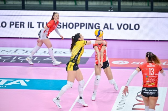 Sara Panetoni, libero della Honda Olivero Cuneo, in azione nel match contro Perugia (foto di Danilo Ninotto)