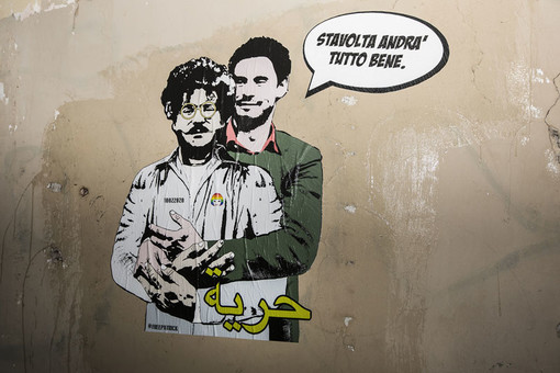 Questo poster, raffigurante l’abbraccio tra Giulio Regeni e Patrick Zaki, é stato affisso in via Salaria a Roma