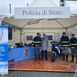 Il questore Grassi in visita allo stand della Polizia Stradale