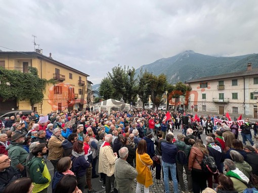 A Valdieri più di &quot;trecento indignati&quot; per la cittadinanza onoraria al principe Emanuele Filiberto [VIDEO]