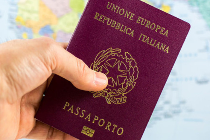 &quot;Ma nel nostro Paese cosa deve fare un cittadino per avere il passaporto?&quot;