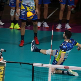 Giulio Pinali in un tentativo di difesa col piede durante il match con macerata (Foto Valerio Giraudo)