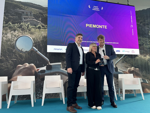 In foto il premio al Piemonte consegnato all'assessora regionale al Turismo Marina Chiarelli