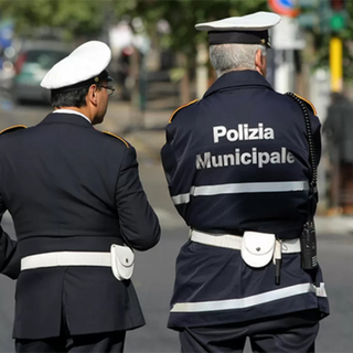 Alba, controlli della Polizia municipale: sequestri per guida in stato di ebbrezza e lotta ai rifiuti abbandonati