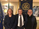 Da sinistra Raffaella Witzel, Paolo Fortuna (Presidente del Rotary Club Alba) e Don Sergio Montoya Martin del Campo