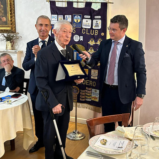 In foto il dottor Riccardo Garelli festeggiato con una targa dal LC Canale Roero