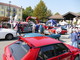 Una panoramica di auto storiche parcheggiate in piazza Umberto I a Santo Stefano Belbo in occasione di Ruote nella Storia 2023