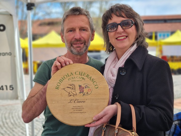 Renato Maunero con Silvia Gullino, curatrice del Caffè Letterario di Bra