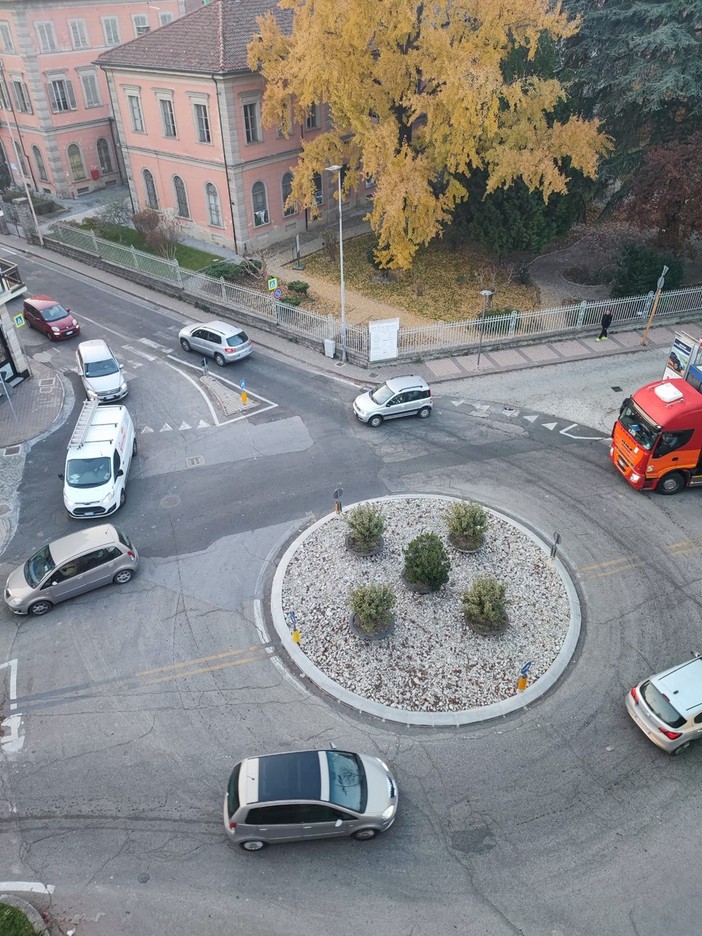 Attraversamento pericoloso in corso Enotria ad Alba: arriva la proposta per un passaggio rialzato