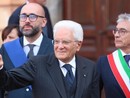 Il Presidente della Repubblica Sergio Mattarella, qui durante la sua visita ad Alba dell'autunno 2022, tra il presidente della Provincia Luca Robaldo e il sindaco albese Carlo Bo. Quest'ultimo figura tra i 180 primi cittadini della Granda vicini alla scadenza