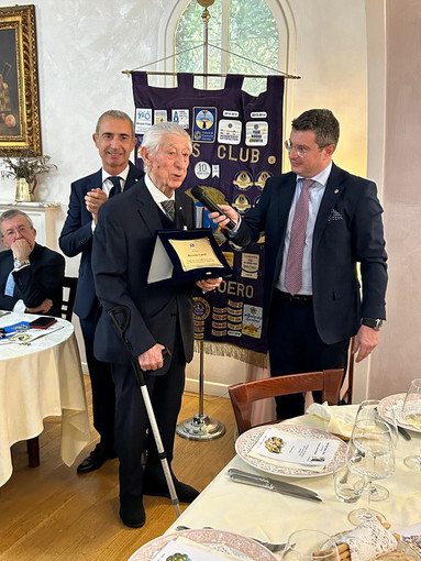 In foto il dottor Riccardo Garelli festeggiato con una targa dal LC Canale Roero