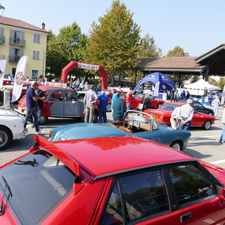 Una panoramica di auto storiche parcheggiate in piazza Umberto I a Santo Stefano Belbo in occasione di Ruote nella Storia 2023