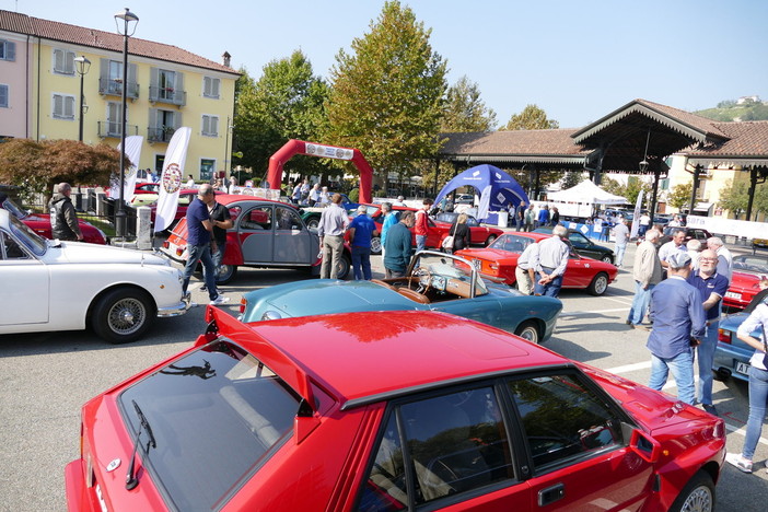 Una panoramica di auto storiche parcheggiate in piazza Umberto I a Santo Stefano Belbo in occasione di Ruote nella Storia 2023