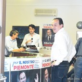 Alberto Cirio attende l'esito del voto nel suo quartier generale di Alba