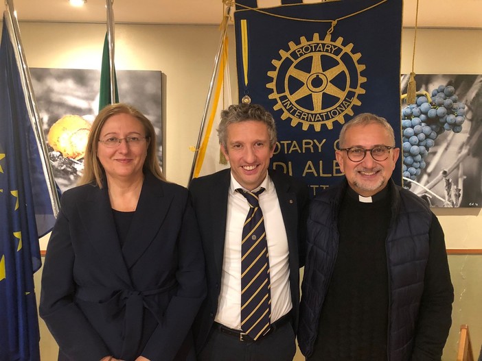 Da sinistra Raffaella Witzel, Paolo Fortuna (Presidente del Rotary Club Alba) e Don Sergio Montoya Martin del Campo