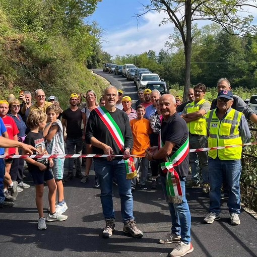 Il momento dell'inaugurazione della strada con i sindaci di Roddino e Cissone