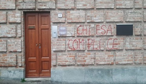 La scritta comparsa questa notte sul muro della Curia di Alba