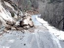 Il masso abbattutosi lungo la strada comunale