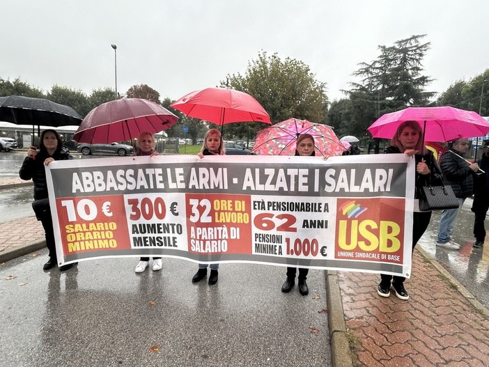 Foto della protesta del 3 ottobre 2024 delle lavoratrici Proteco davanti allo stabilimento Ferrero di Alba