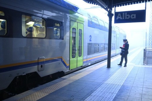 Un treno in partenza alla stazione di Alba